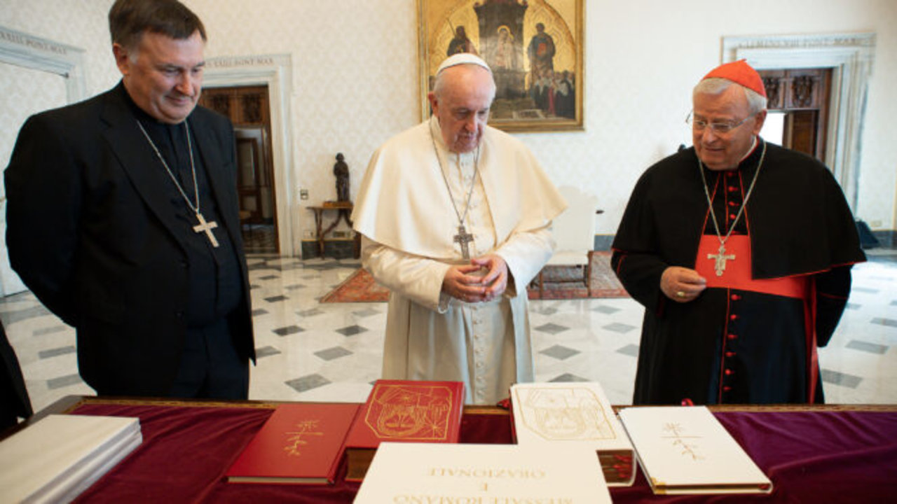 El Papa Francisco y el cardenal Bassetti.