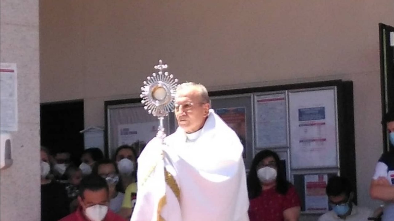 D. Javier Contreras durante una exposición del Santísimo en su parroquia.
