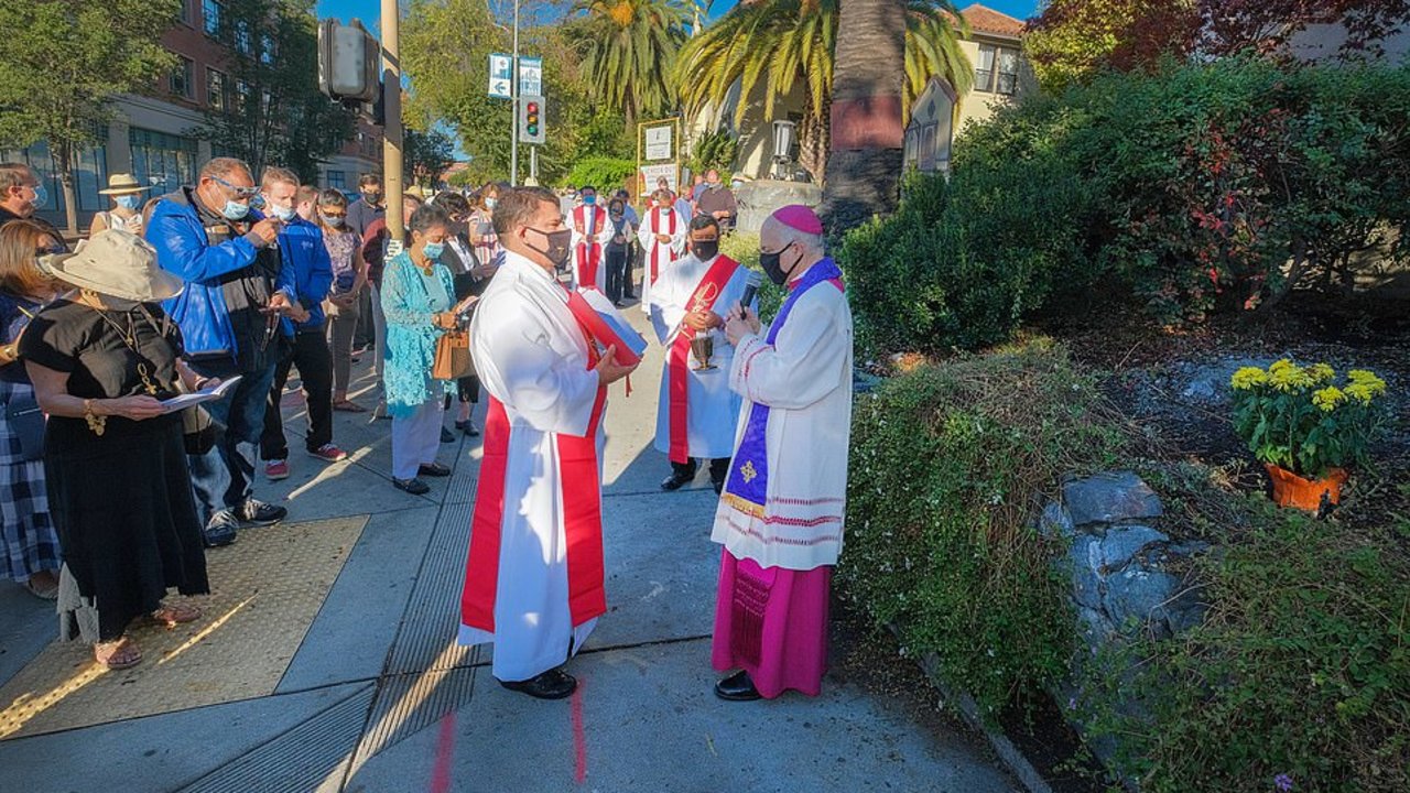 El arzobispo de San Francisco, Salvatore Joseph Cordileone, realiza un exorcismo fuera de la Iglesia de San Rafael.