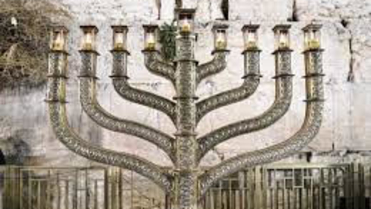 La comunidad judía celebra la festividad de Janucá. 
