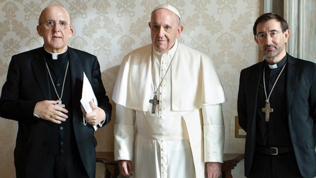 Carlos Osoro y el obispo auxiliar José Cobo, con el Papa Francisco. 