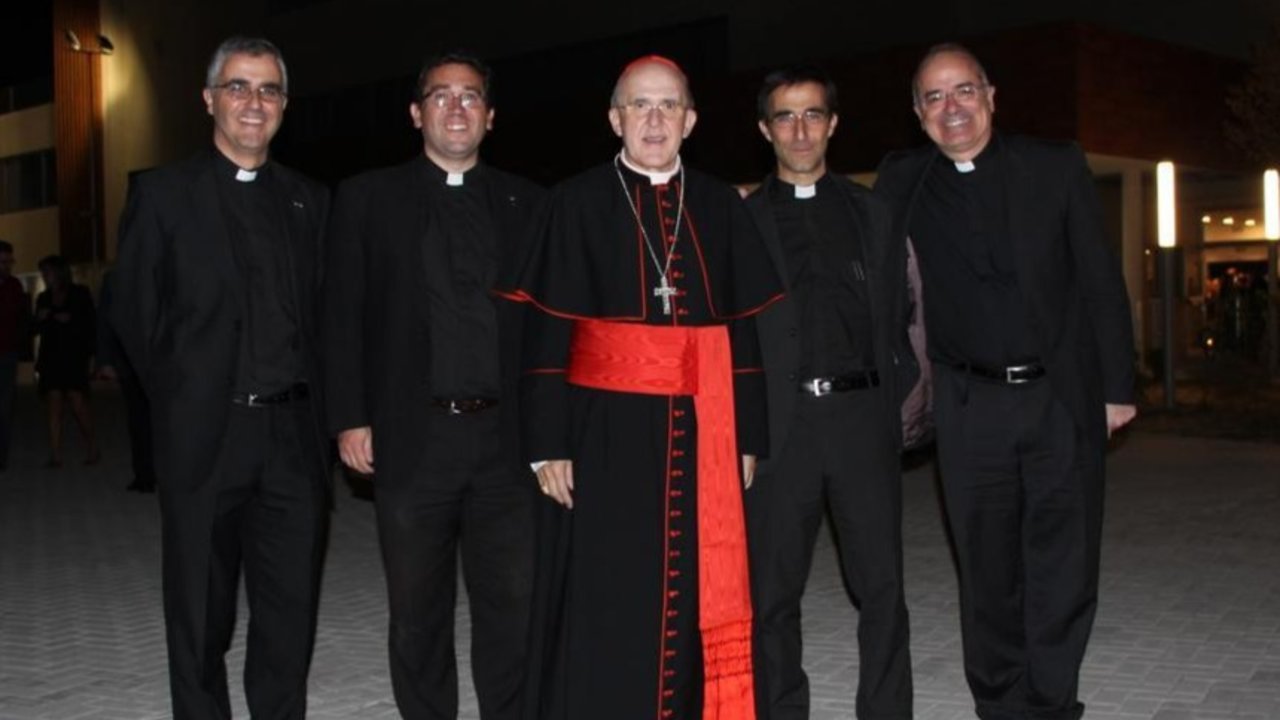 José Noriega (primero a la derecha) junto a Carlos Granados (director de Stella Marís College) el cardenal Carlos Osoro y otros sacerdotes.