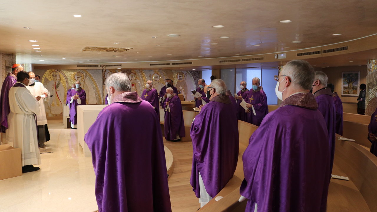 Los obispos celebran la misa por las víctimas del coronavirus.