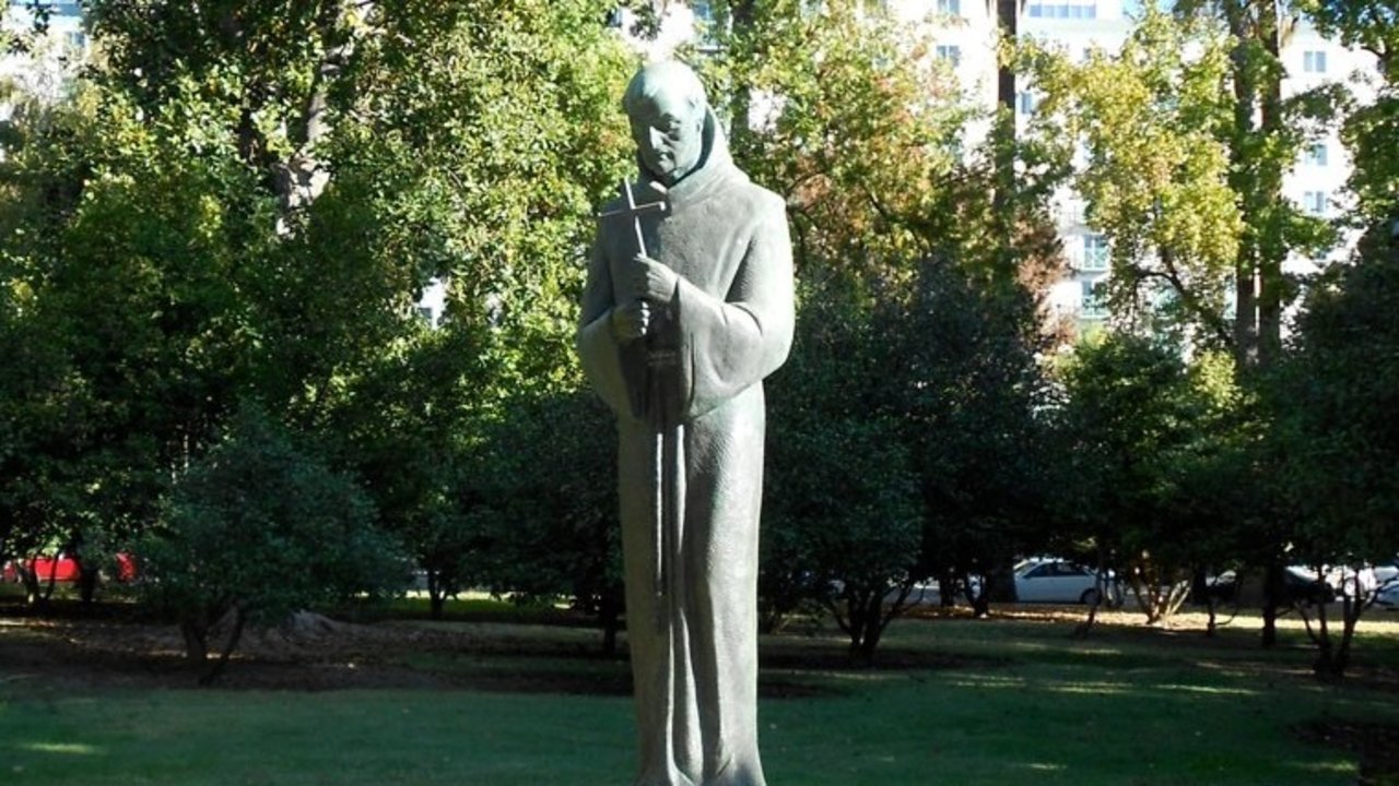 La estatua del padre Junípero Serra en el Capitol Park de Sacramento (California).  Foto de Nathan Hughes Hamilton a través de Wikimedia Commons.