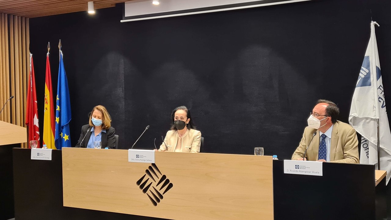 María Lacalle, Ricardo Abengózar y Elena Postigo, de la Universidad Francisco de Vitoria.