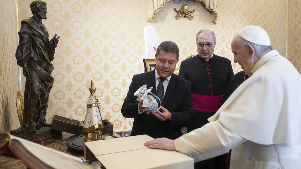 Emiliano García-Page con el Papa Francisco. 