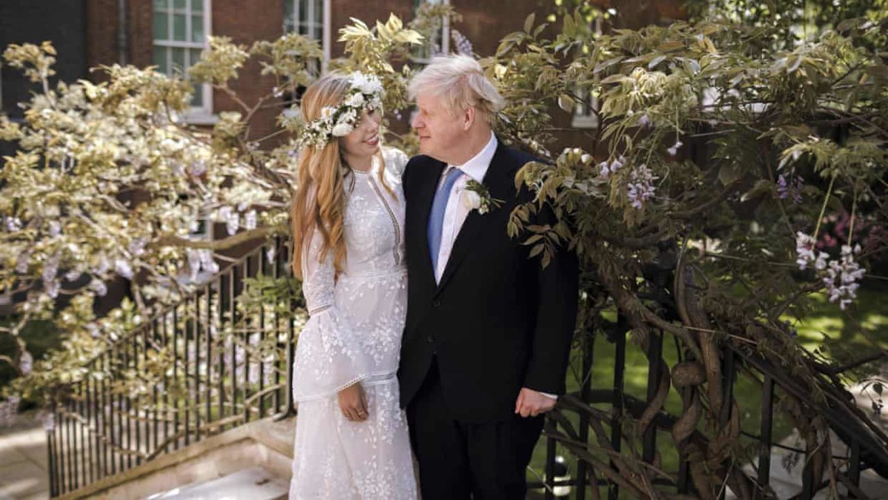 Boris Johnson y Carrie Johnson en el jardín del número 10 de Downing Street después de su boda el sábado. Fotografía- Rebecca Fulton : AP