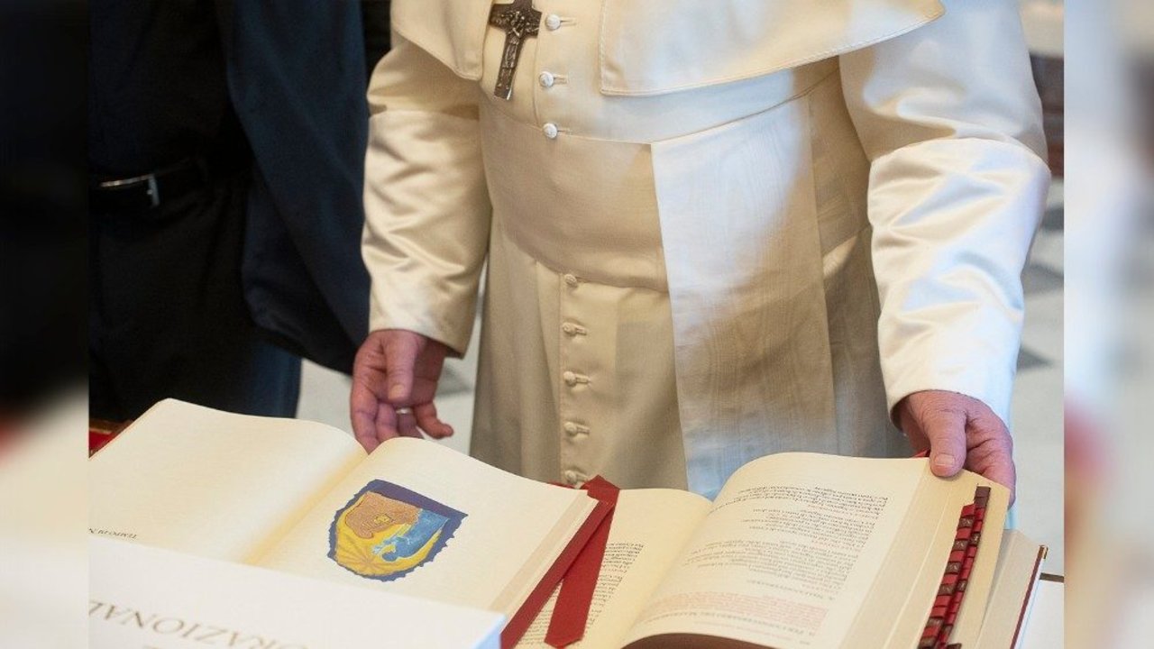 El nuevo Misal presentado por el Papa. 