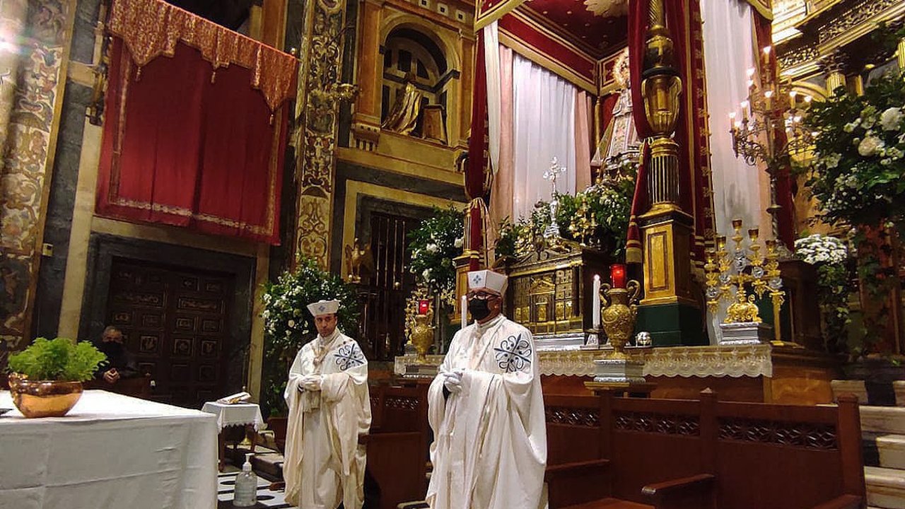 Representantes de la Orden Militar de Caballería de Alfonso XIII, en el Monasterio de Guadalupe.
