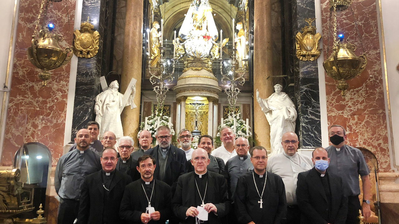 El arzobispo de Madrid y los obispos auxiliares.