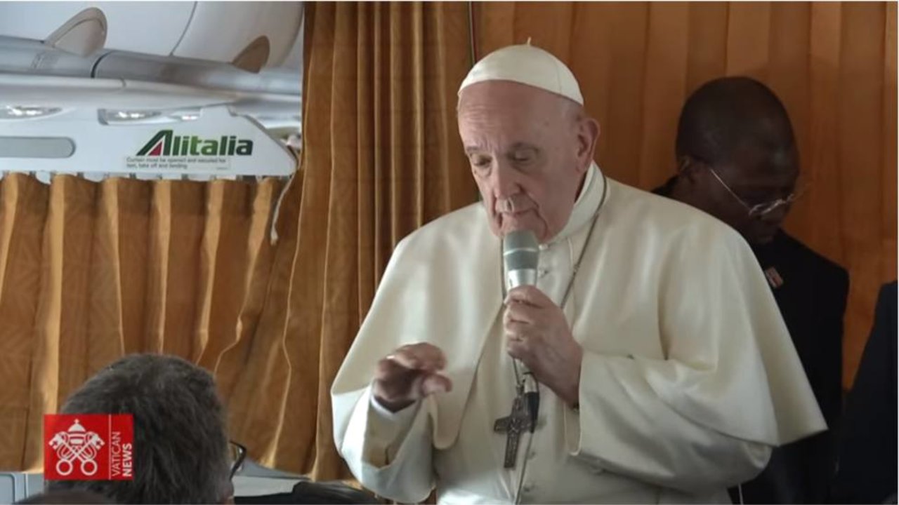 El Papa Francisco en la rueda de prensa del avión. 