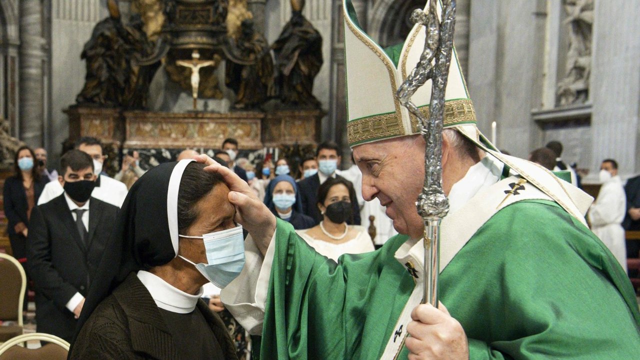 El Papa Francisco saluda a la hermana Gloria Narváez el pasado 10 de octubre.