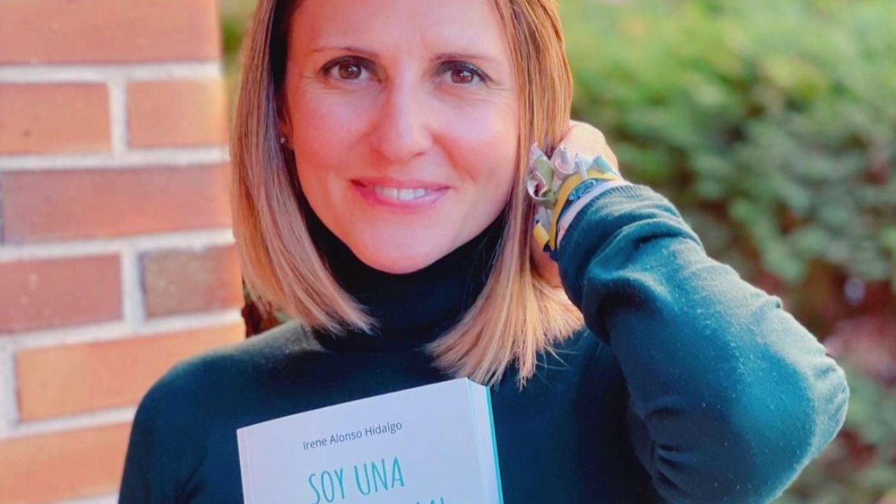 Irene Alonso con su libro "Soy una madre normal".