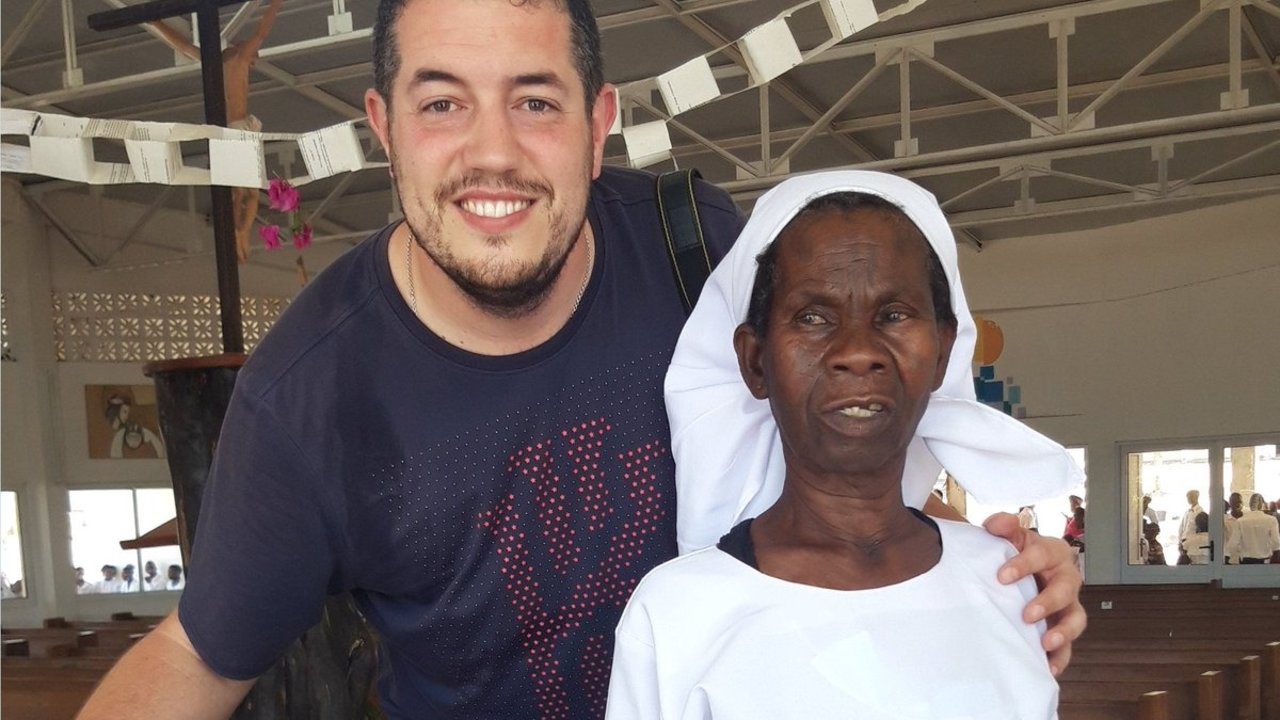 Josué Villalón con la anciana que ha recibido el bautismo.