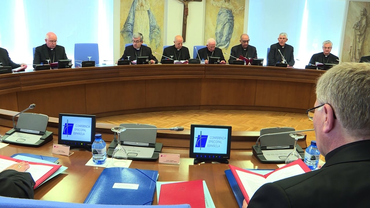 Sala de reuniones de la Comisión Permanente de la Conferencia Episcopal Española (CEE) durante la primera reunión de la comisión para hablar de la reforma de los Estatutos de la CEE y la formación de los futuros sacerdotes.