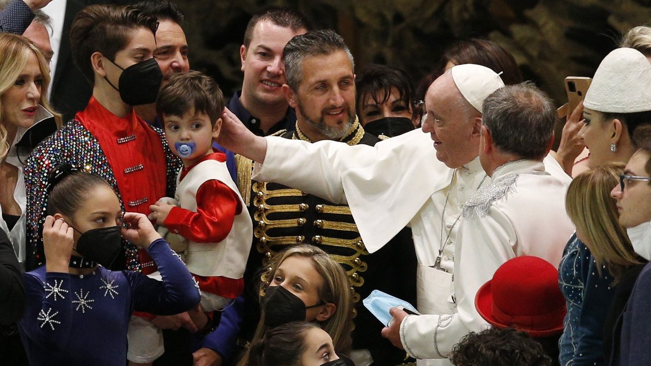 El Papa Francisco saluda a los miembros de la compañía Rony Roller Circus de Roma durante su audiencia general en la sala Pablo VI en el Vaticano el 5 de enero de 2022. El circo actuó para el Papa. (Foto del SNC : Paul Haring)