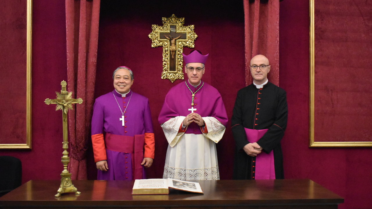 El Nuncio Bernardito Auza, Mons. Juan Antonio Aznárez Cobo y Carlos Jesús Montes. Foto: Arzobispado Castrense.