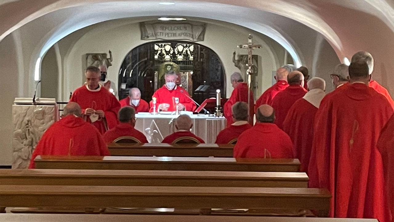 Misa presidida por el cardenal Juan José Omella en el Sepulcro de San Pedro, ayer 10 de enero de 2022 en la visita ad limina.