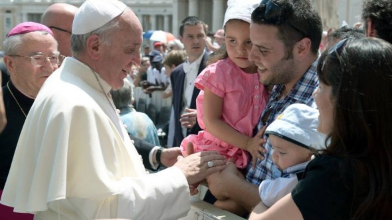 Papa Francisco con familias. 
