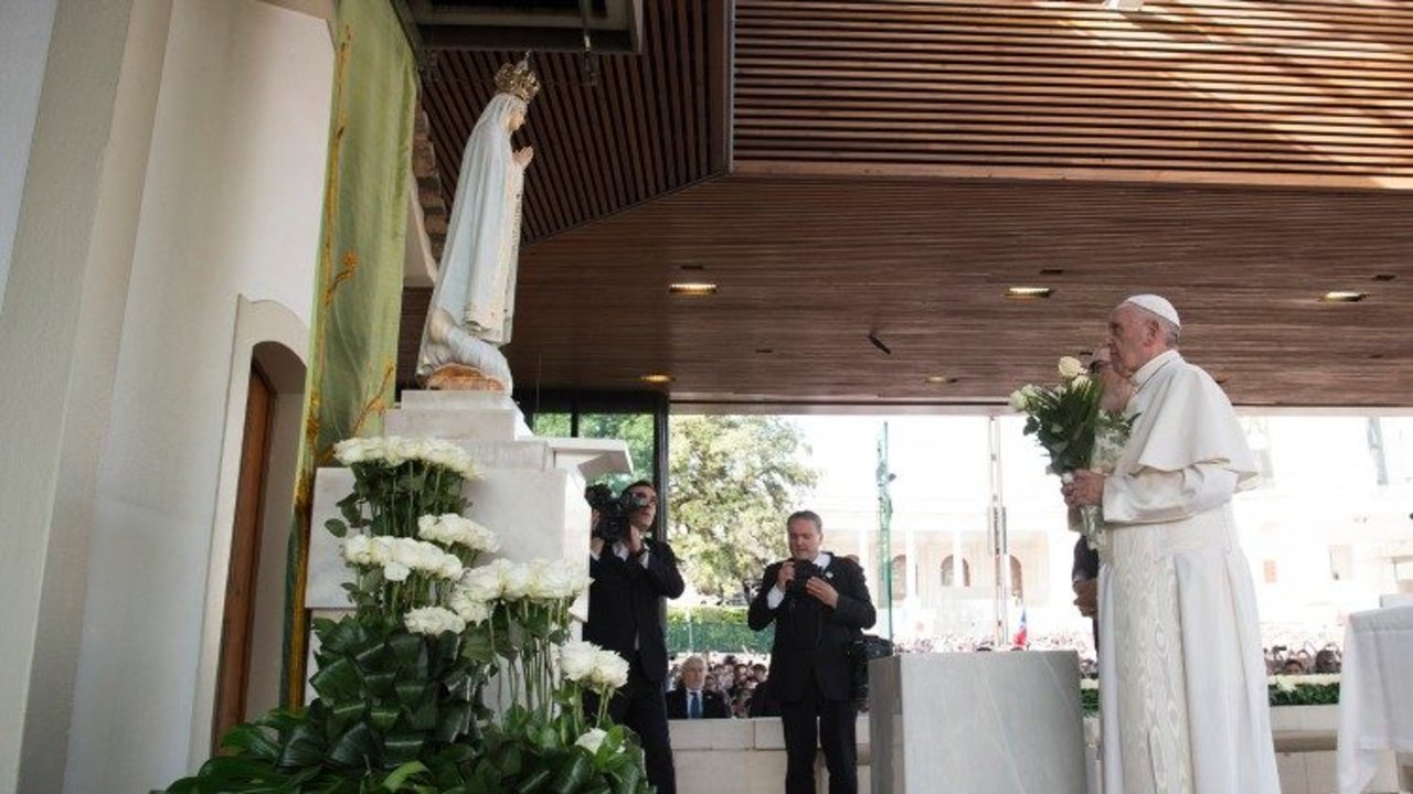 El Papa Francisco reza en la capilla de las apariciones en Fátima, Portugal, el 13 de mayo de 2017, en el centenario de la primera aparición de la Virgen María a los tres pastorcitos .