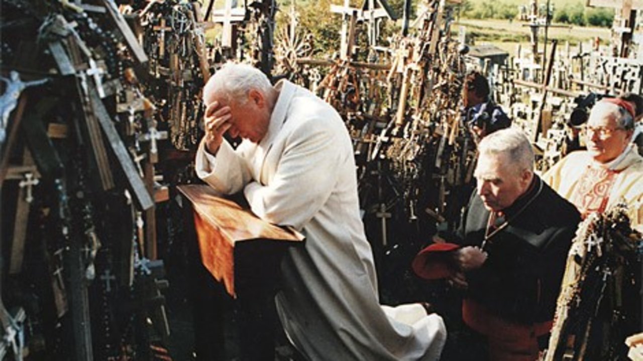 Juan Pablo II rezando en la Colina de las Cruces (Lituania) el 7-IX-1993.