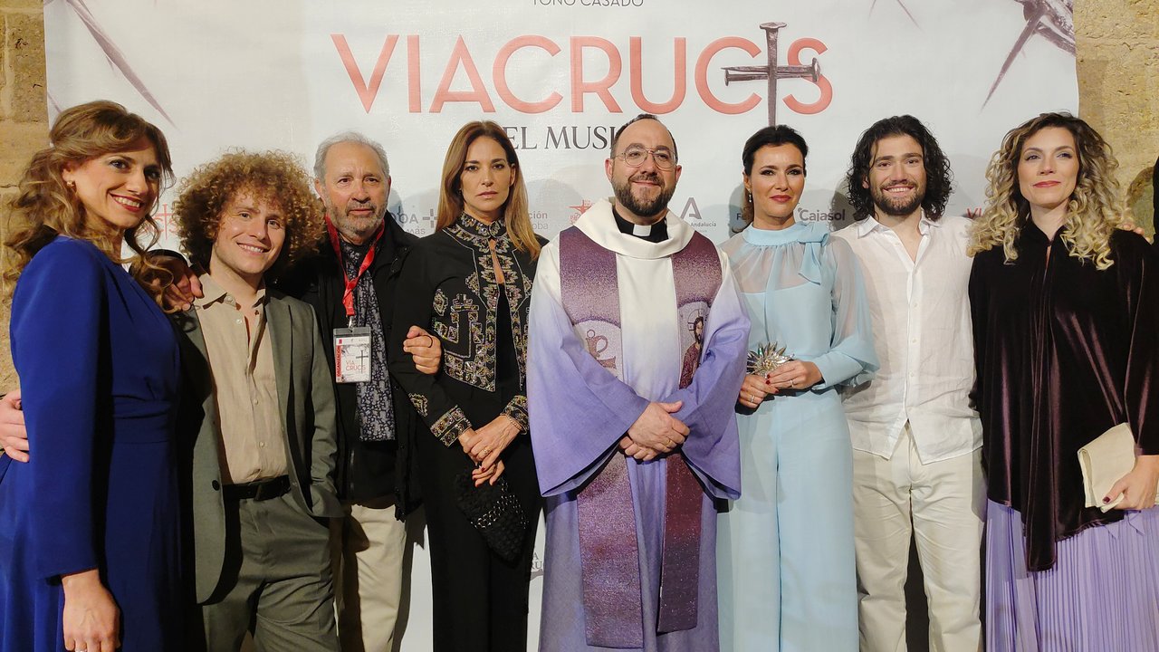 Toño Casado con los artistas de Vía Crucis el Musical.