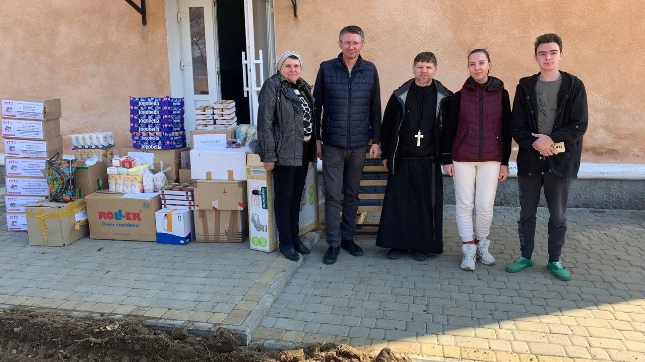 Hermanos de San Juan de Dios de Drohobich entregan alimentos a dos orfanatos ubicados a las afueras.