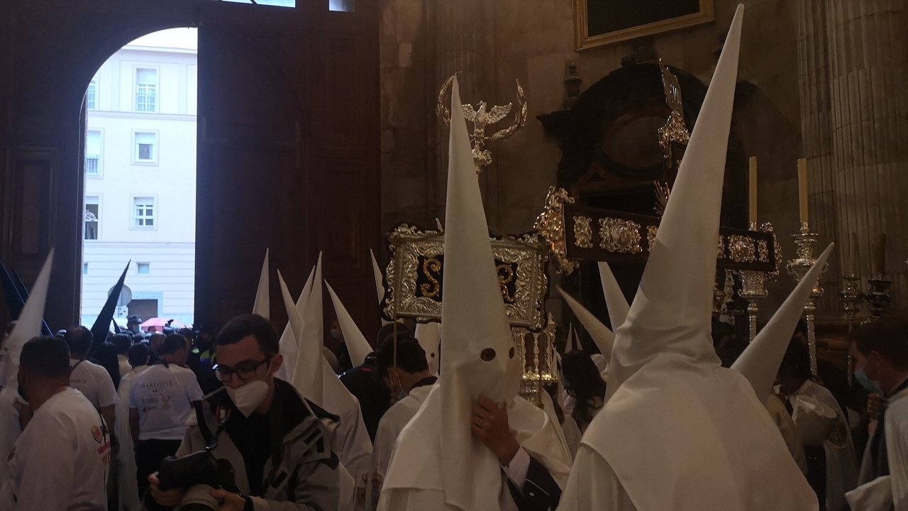 Las hermandades en la Catedral de Cádiz. Fuente: Redes Sociales.