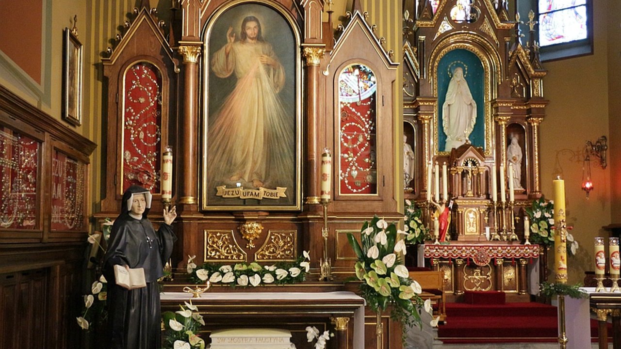Sor Faustina y la imagen de la Divina Misericordia en el Santuario de Lagiewniki.