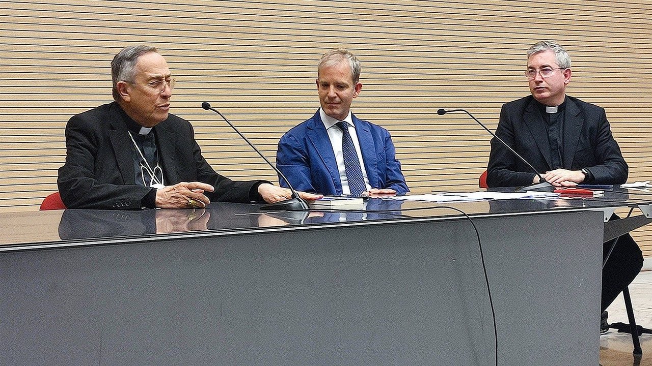 Cardenal Madariaga, Javier Martínez-Brocal y Fernando Prado en la presentación del libro en el Vaticano. 