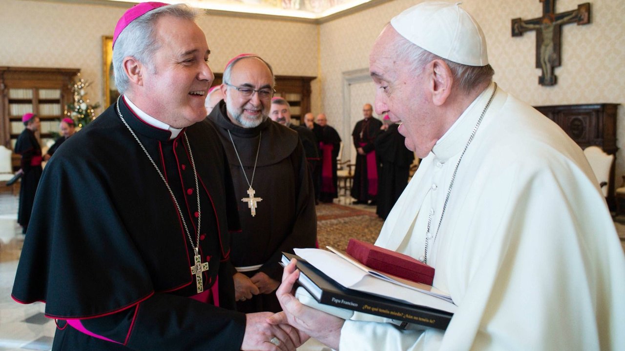 Mons. Marío Iceta con el Papa Francisco. 