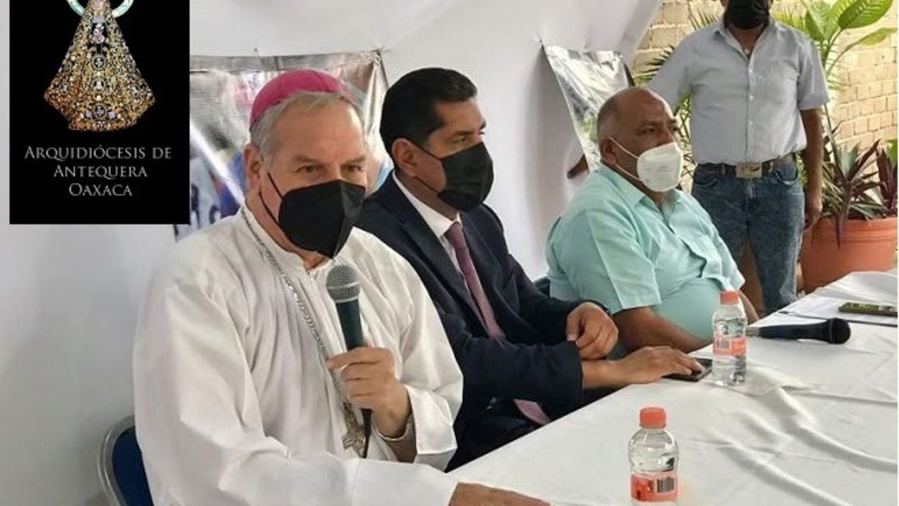 Mormones con el arzobispo de Antequera-Oaxaca, Pedro Vázquez Villalobos.