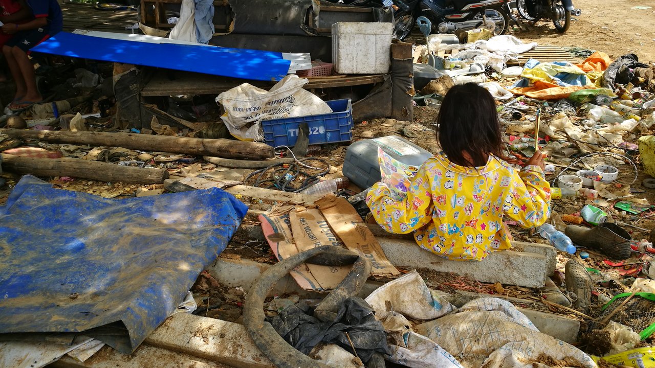 Una niña de Camboya en los suburbios.