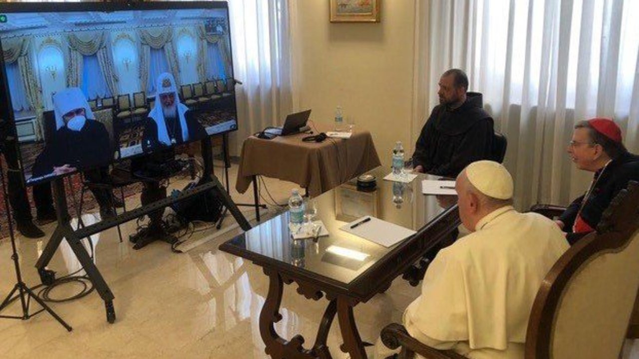 El Papa Francisco y el patriarca ruso Kirill hablan por videoconferencia el pasado 16 de marzo.