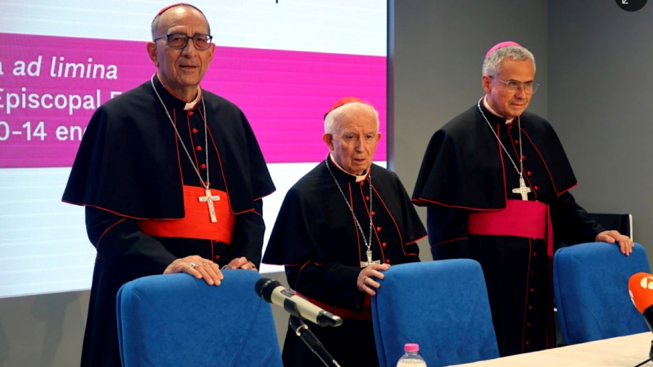 El cardenal presidente de la Conferencia Episcopal Española (CEE), Juan José Omella, junto al arzobispo de Valencia, Antonio Cañizares, y el arzobispo de Tarragona, Joan Planellas.