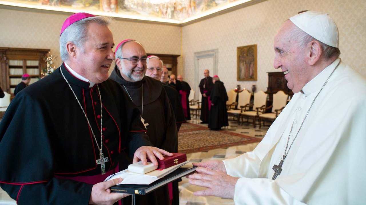 Mons. Mario Iceta con el Papa Francisco. 