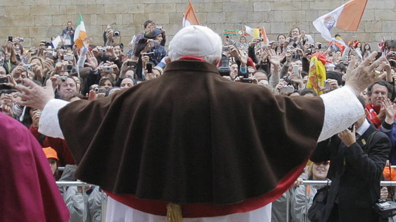 Benedicto XVI durante la ultima visita de un papa a Santiago de Compostela