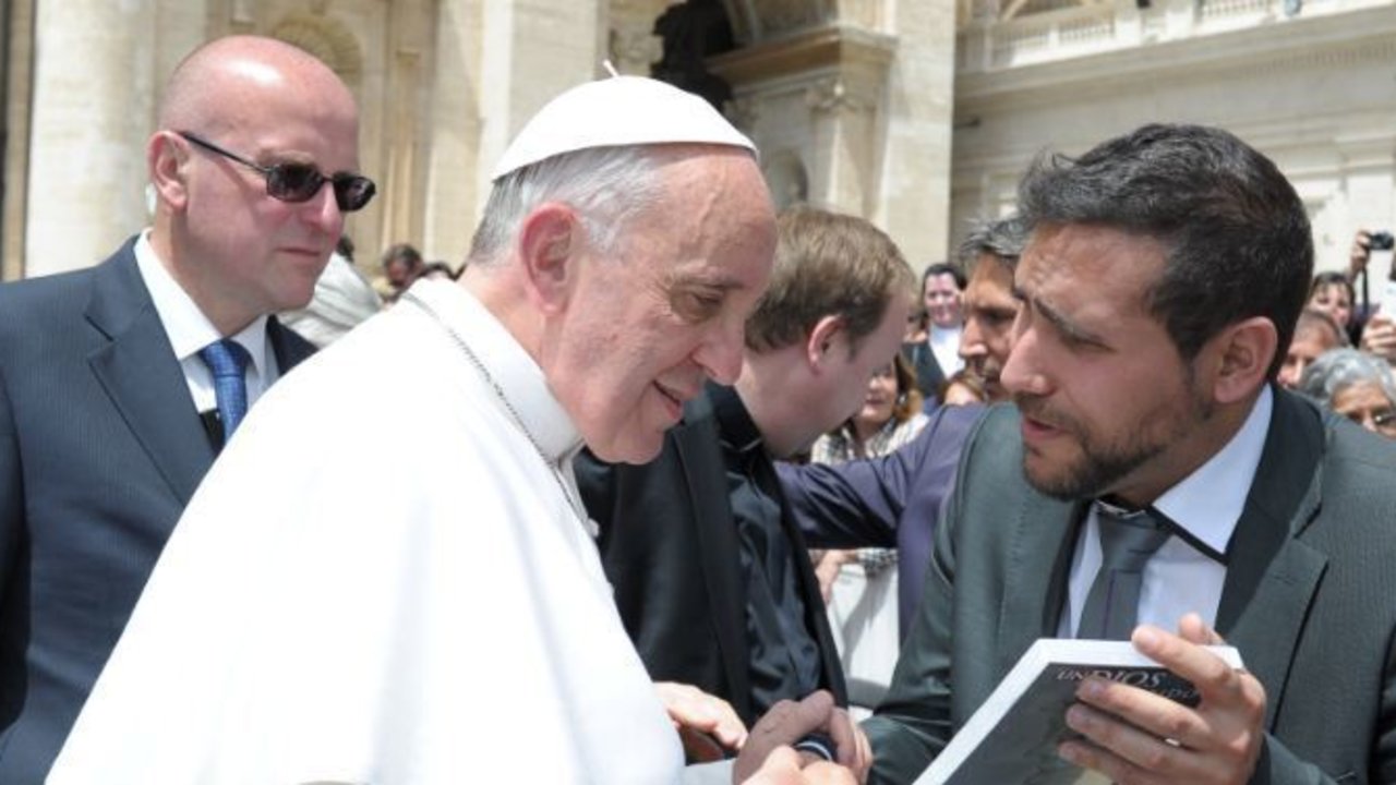 El papa Francisco y un miembro del equipo de 'Un Dios Prohibido'