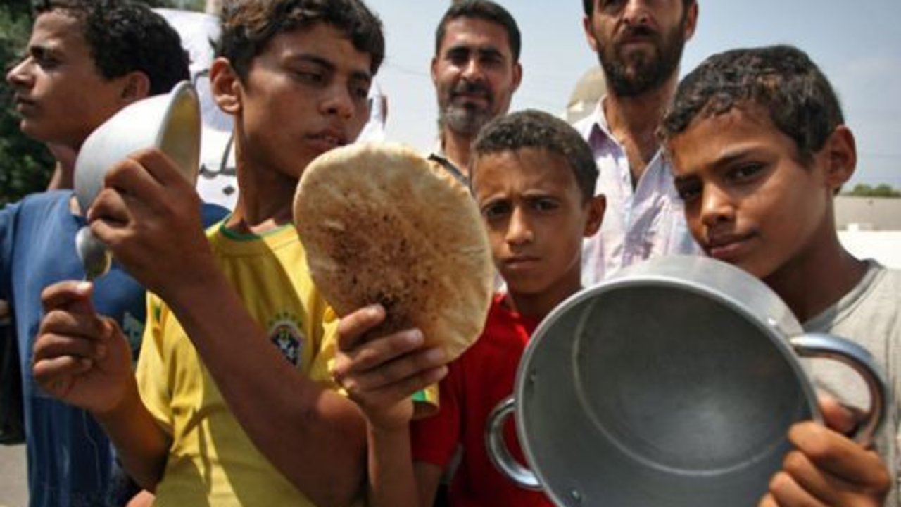 Niños de Gaza esperan ayuda humanitaria.