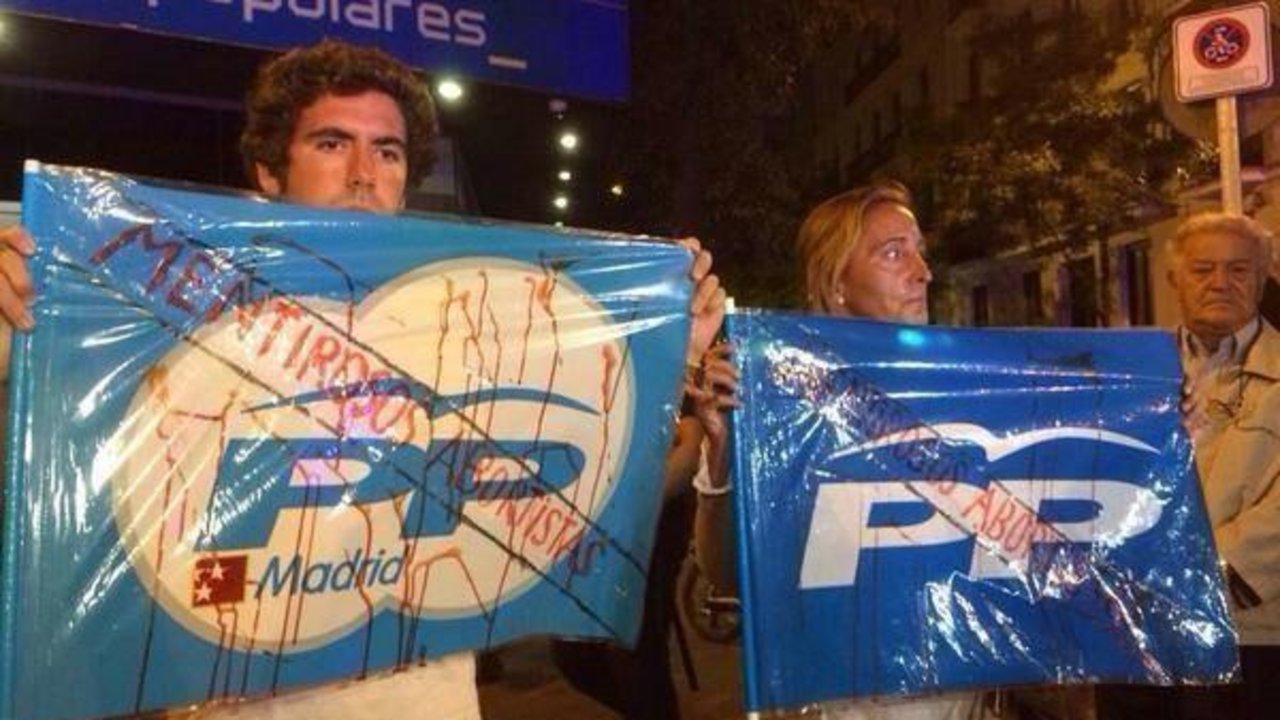 Manifestación en la sede del PP (Twitter:@AlexNavajasJosa)