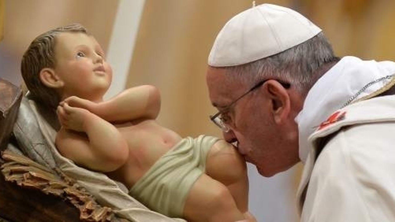 El Papa Francisco, besando una imagen del Niño Jesús.