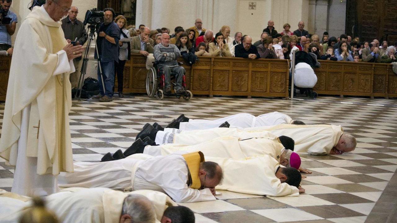 Arzobispo Javier Martínez pide perdón en nombre de la Iglesia