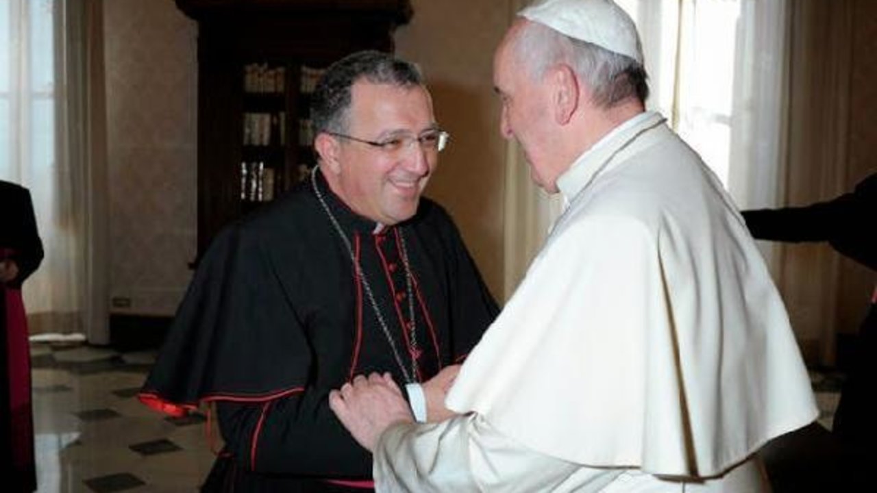 El obispo de Guadix saluda afectuosamente al Papa Francisco. 