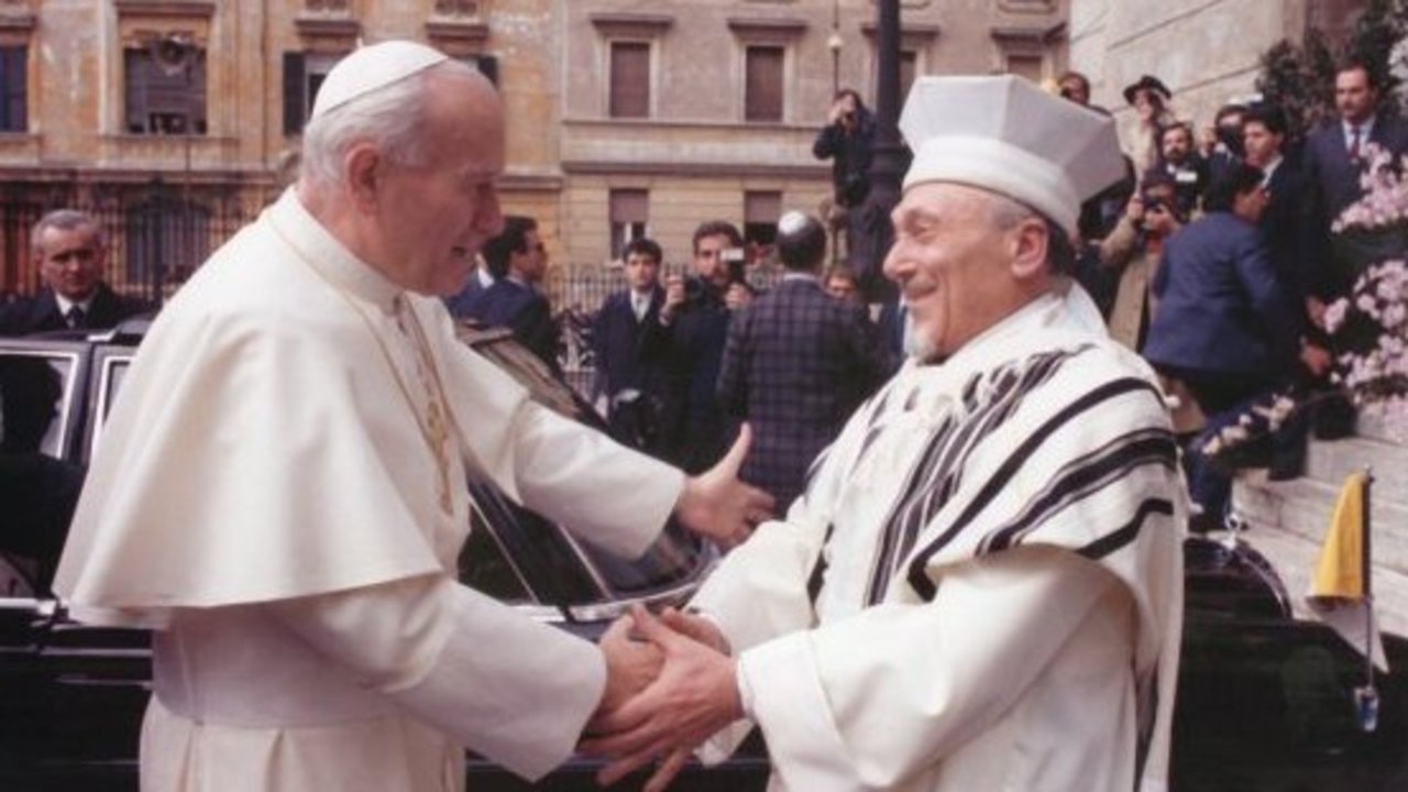 El Papa Juan Pablo II y el Rabino Elio Toaff.