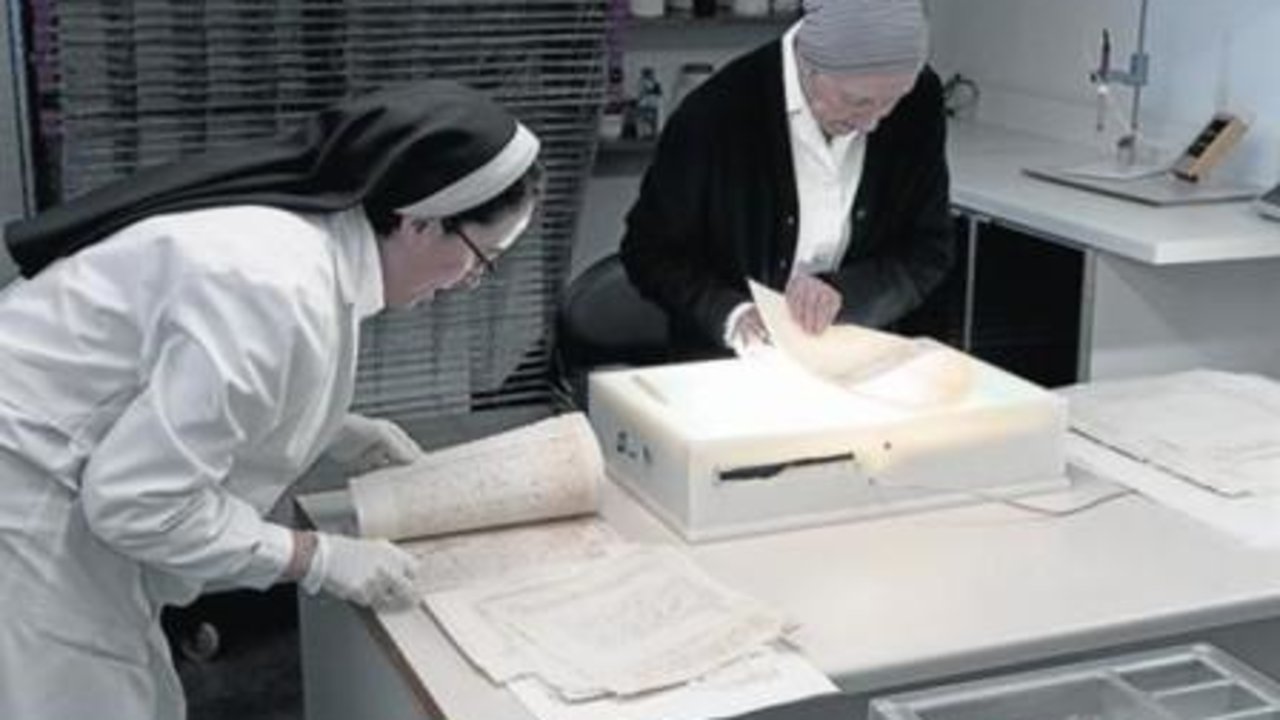 Monjas Benedictinas de Sarriá rehabilitando un ejemplar. 
