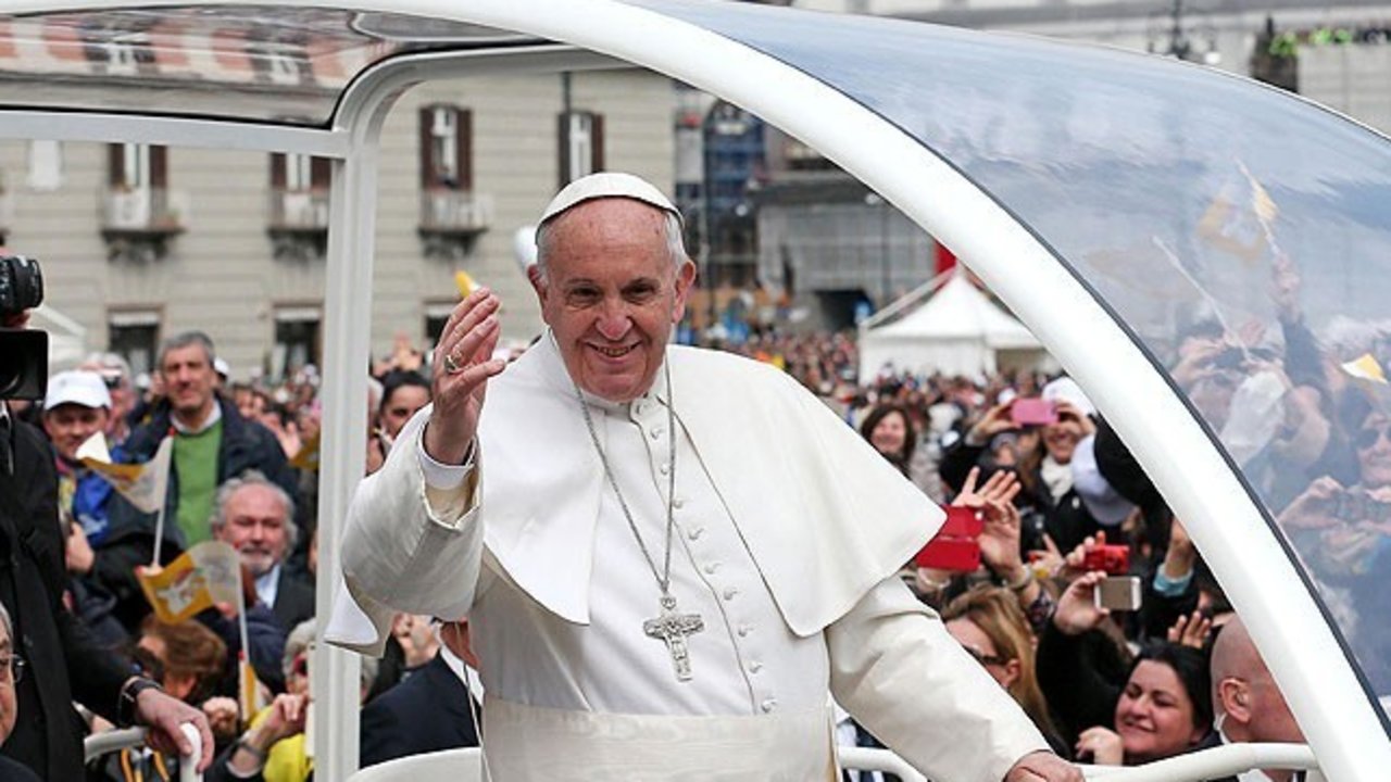 El papa Francisco en el Papamóvil.