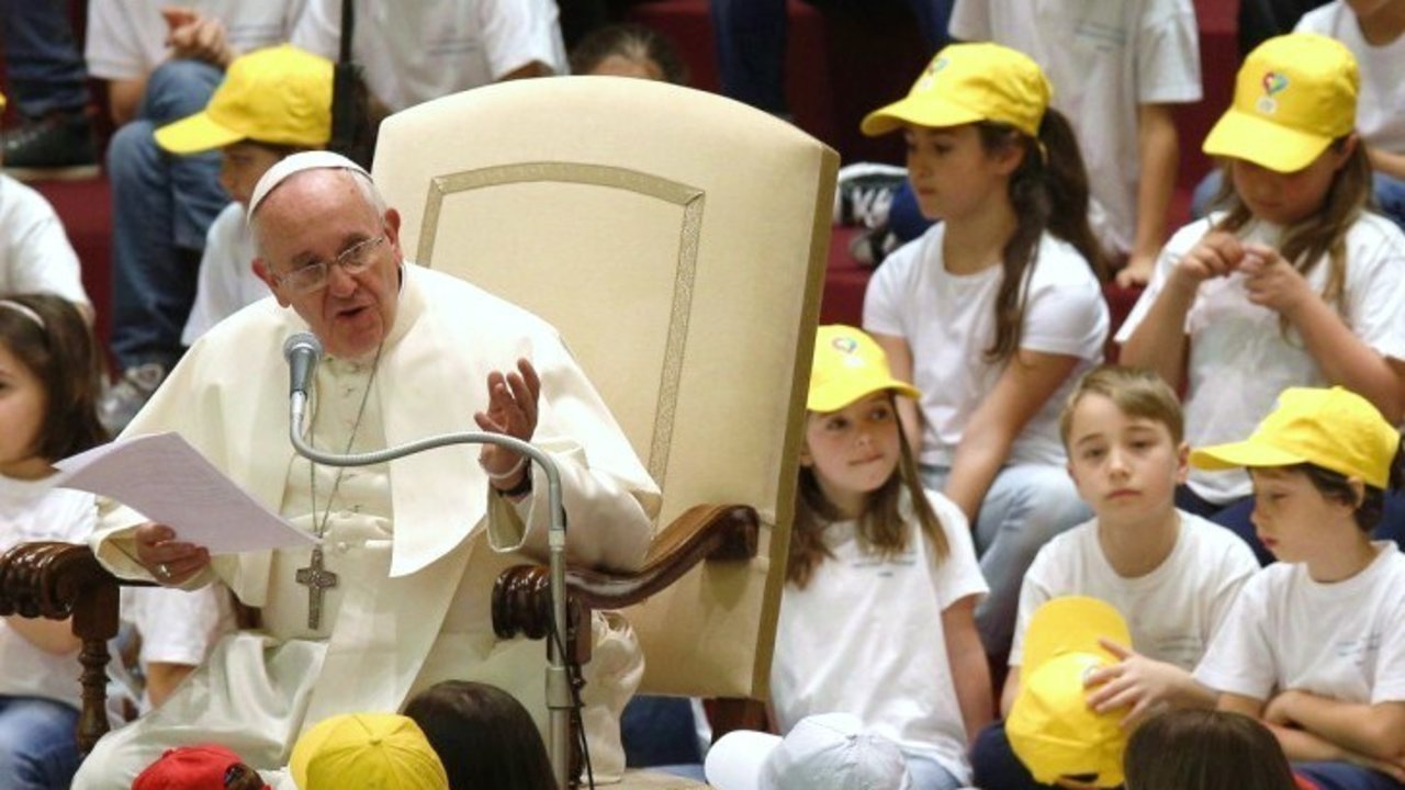 El Papa Francisco, en un encuentro con monaguillos.