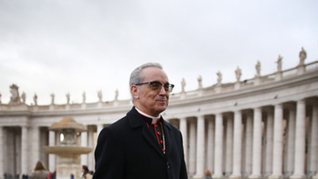 El cardenal Santos Abril, en la Plaza de San Pedro de Roma.