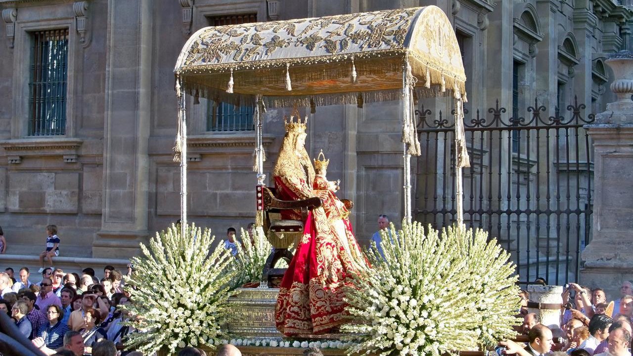 La Virgen de los Reyes de Sevilla en procesión. 