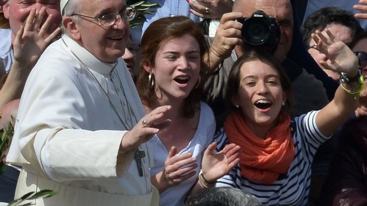 El Papa Francisco se hace una foto junto a varias mujeres.